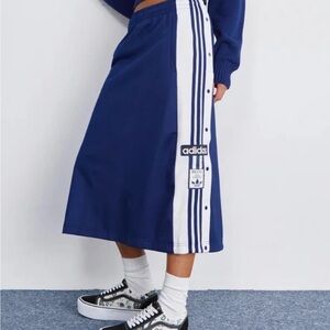 Adicolor striped skirt with snaps at sides. Size S.